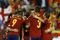 España sella su presencia en Brasil (2-0)