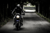 Prevenir caídas en moto en invierno: Esto es lo que debes saber