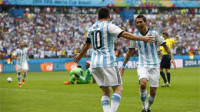 Un doblete de Messi coloca a Argentina primera