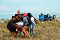 Las ONG se preparan para hacer llegar ayuda básica en Indonesia