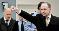 Uno de los jueces del proceso contra Breivik se entretiene jugando al solitario