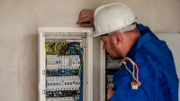 ​En internet se pueden conseguir los mejores servicios a domicilio de electricistas para el hogar