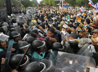 Los manifestantes asaltan la sede del Ejército filipino