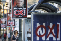 Los griegos deciden hoy en referéndum el futuro de su país
