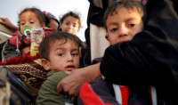Los niños que huyen de Mosul están 