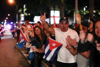 Cientos de exiliados salen a las calles de Miami para celebrar la muerte de Castro