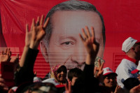 Erdogan gana por un estrecho margen el referéndum de reforma constitucional en Turquía