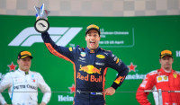 Ricciardo reina en la locura de Shanghái y