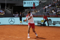 Djokovic gana confianza ante Nishikori en su estreno en Madrid