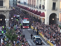 Huesca celebra el ascenso a Primera por las calles de la ciudad