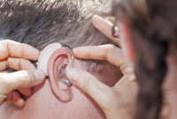 El 40% de los españoles que sufre pérdida auditiva tarda una media de entre uno y cinco años en acudir al médico