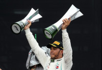 Hamilton gana como campeón y le da el título a Mercedes