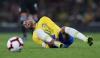 Neymar se lesiona a los seis minutos en el amistoso Brasil-Camerún
