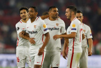 El Sevilla pasa sufriendo y el Villarreal aplasta al Almería con una goleada histórica