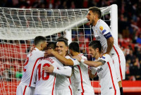 El Sevilla aniquila al Levante y el Valencia golea al Villarreal