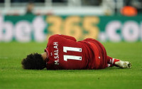 Salah, duda para jugar ante el Barça tras retirarse de St. James' Park en camilla e inmovilizado
