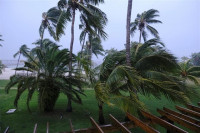 El huracán Dorian azota Bahamas y mata a 5 personas