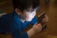 Los niños de la Comunidad Valenciana pasan más de 985 horas al año conectados a Internet