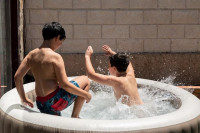Los pediatras insisten en mantener una vigilancia permanente de los menores ante el auge de las piscinas hinchables