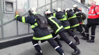 Bomberos franceses se enfrentan con antidisturbios en la protesta contra la reforma del sistema de pensiones