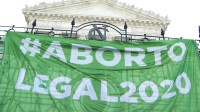 Argentina legaliza el aborto en una anhelada votación histórica