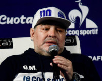Maradona vuelve a entrenar al Gimnasia dos días después de su renuncia