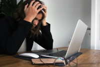 Estrés y sobrecarga laboral: causas, síntomas y soluciones