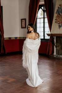 El mantón de Manila llega a las novias: así se lleva la tendencia en 2025