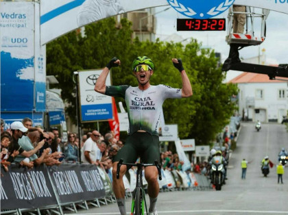 ​Jakub Otruba sentencia un gran triunfo con una larga cabalgada en el G.P. Torres Vedras
