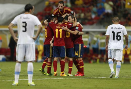 España supera con gusto a Uruguay (2-1)