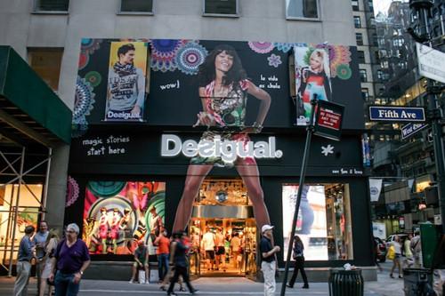 Unas piernas impresionantes dan paso a la tienda en la Quinta Avenida de Nueva York.