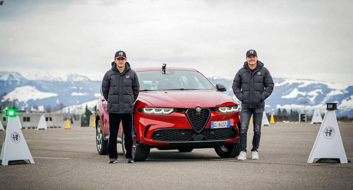 Los pilotos de Fórmula 1 Valtteri Bottas y Zhou Guanyu prueban el Alfa Romeo Tonale Plug In Hybrid Q4