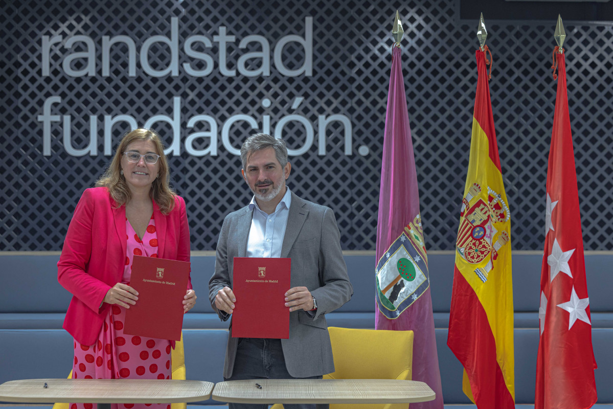 José Aniorte Rueda y María Viver firman acuerdo (alta calidad)