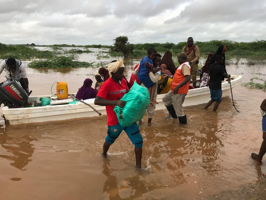 Evacuación de personas afectadas por las inundaciones en Somalia