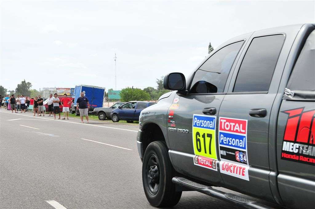 Miradas atentas ante el paso de un coche de apoyo (Miguel Cañigral ©).