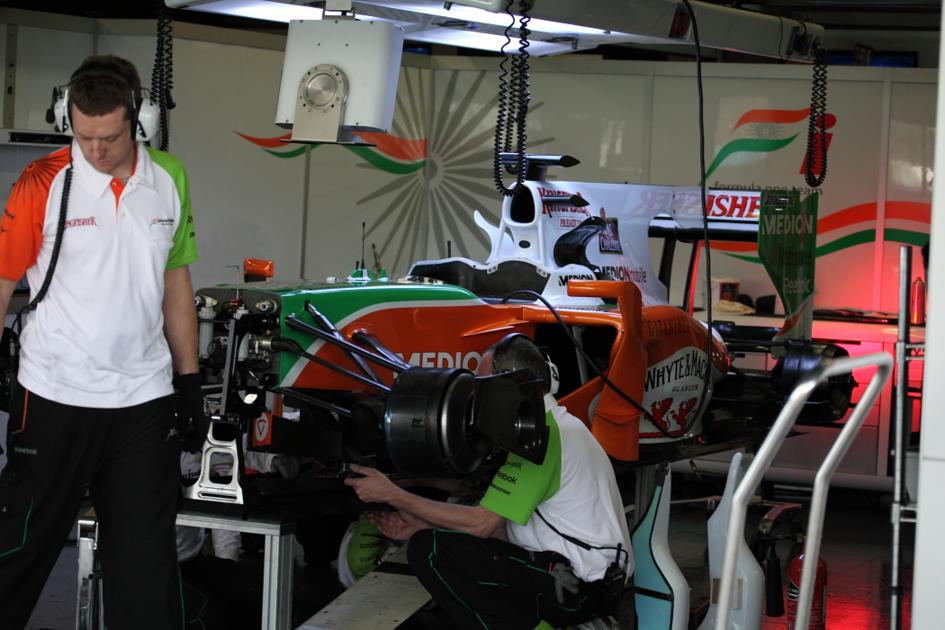Los mecánicos de Force India en acción (Jesús Mendoza ©)