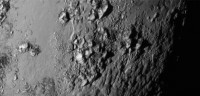 Imágenes de Plutón revelan jóvenes montañas de hielo
