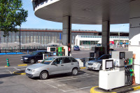 El adelanto de 20 céntimos por litro de combustible puede abocar al cierre a algunas gasolineras, según Aevecar