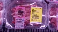 G​reenpeace 'etiqueta' productos de carne en supermercados para advertir de su 