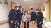 Los jugadores del Levante U.D. visitan a los niños ingresados en el Hospital de Manises