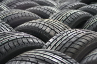 Los riesgos de conducir con los neumáticos desgastados