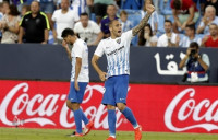 El Málaga logra la primera victoria de la temporada tras remontar al Eibar