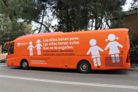 La Policía inmoviliza en Madrid un autobús con un mensaje contra los transexuales