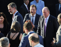 El Rey Felipe y Don Juan Carlos se despiden del Vicente Calderón