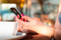 Evita caer en la trampa del 'phishing' en tu móvil durante las vacaciones con estos consejos