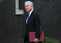 Fallon dimite como ministro de Defensa británico arrastrado por la ola de escándalos sexuales