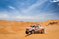 Al-Attiyah roza el triunfo en coches y Loeb se adjudica la octava etapa del Dakar