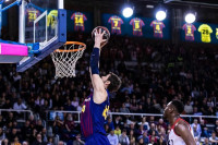 El Barça arrolla a la 'Penya' y cobra ventaja en un derbi tenso