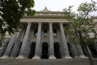 El Ibex 35 se desploma un 2,5% a media sesión y pierde los 7.000 puntos