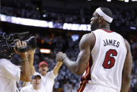 Lebron James decide sobre la bocina el primer duelo ante Indiana